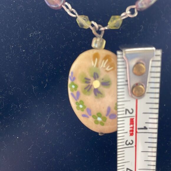 Painted flower necklace with beads on chain & iridescent green clip on earrings - Picture 10 of 10